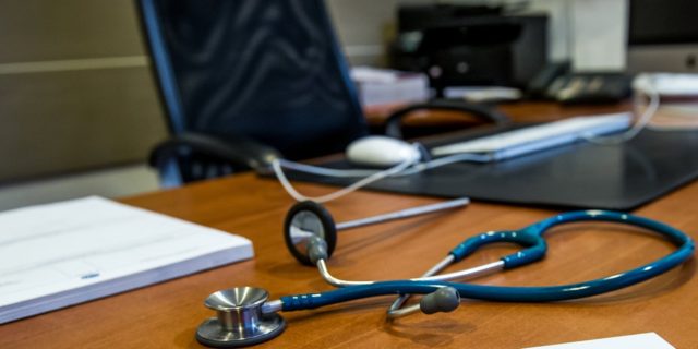 Consultation-chez-le-medecin-generaliste-mais-pourquoi-25-euros